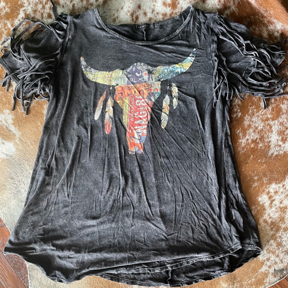 Fringe sleeve skull tee large
